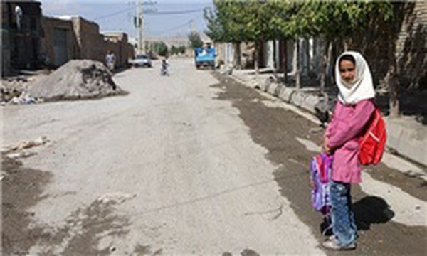 دانش آموز در شهرستان زلزله زده ورزقان