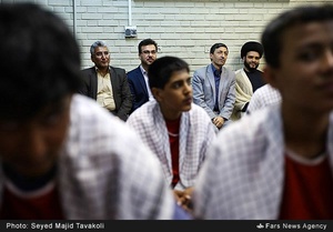 بازدید پرویز فتاح، رئیس کمیته امداد امام خمینی (ره) و حجت الاسلام و المسلمین سید محمد شیرازی، امام جمعه فشم از کلاس های تشکیل شده در اردوی دانش آموزی رهپویان ولایت