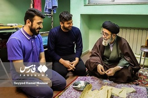 هم‌ سفره با دانشجویان در حضور سرزده حجت الاسلام والمسلمین سیدمحمدعلی آل هاشم امام جمعه تبریز و نماینده ولی فقیه در آذربایجان شرقی به مناسبت روز دانشجو درخوابگاه دانشجویان دانشگاه تبریز