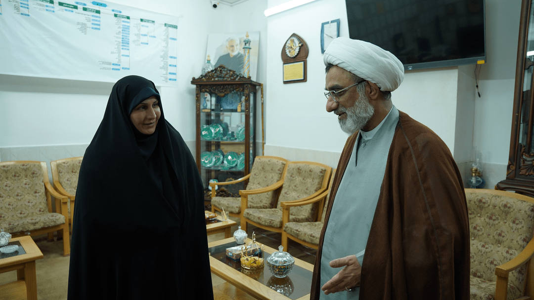 حضور دبیر شورای عالی انقلاب فرهنگی در حرم مطهر حضرت موسی مبرقع (ع)