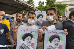 جوانان حامی دکتر رئیسی در محل همایش