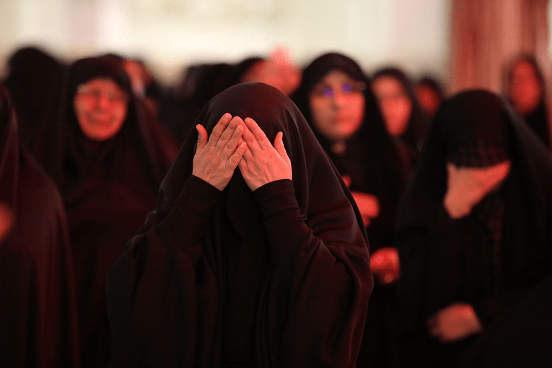 گزارش تصویری؛  زائران حرم بانوی کرامت در سوگ ام ابیها اشک ماتم ریختند