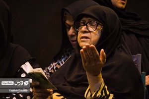 پیرزنی که در حال گفتن ذکر جوشن کبیر است