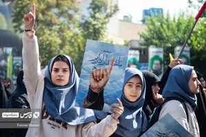 حضور دانش اموزان دختر در تجمع دانش آموزی محکومیت جنایت رژیم غاصب صهیونستی