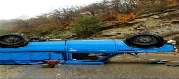 واژگونی خودروی نیسان وانت