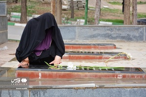 غبارروبی مزار مطهر شهیدان در گلزار شهدای خرم‌آباد