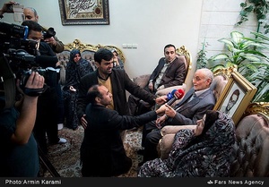 والدین شهید سعید حیدری پس از اعلام خبر بازگشت پیکر فزرند شهیدشان به کشور