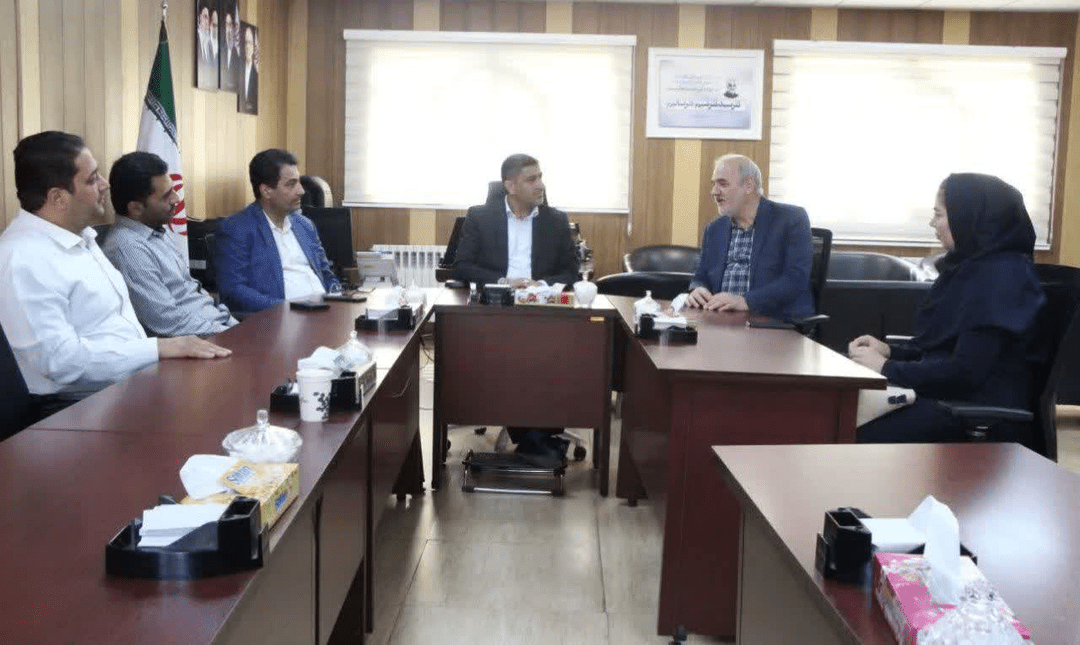تجلیل از قهرمانان خط مقدم سلامت توسط فرماندار پیشوا