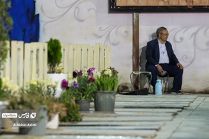 مرد مسنی در حال راز و نیاز با شهدا در اولین شب جمعه سال  است