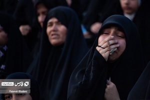 دختر جوانی که با روضه حضرت رقیه در تجمع دختران انقلاب، در حال گریه است