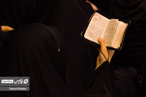 خانمی در حال خواندن دعای جوشن کبیر است