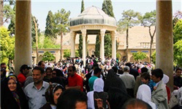 مسافران نوروزی در حافظیه شیراز
