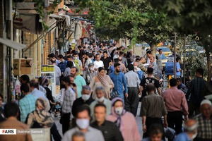 ازدحام بیش از حد جمعیت و عدم استفاده بعضی افراد از ماسک و رعایت فاصله‌گذاری هوشمند در خیابان انقلاب سنندج