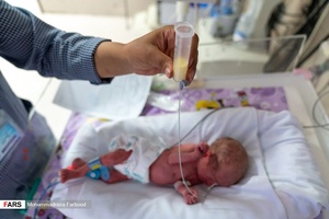 پرستار بخش مراقبت های ویژه نوزادان ( NICU 4 )  از طریق لوله معدی به  قل پنجم (  قل E  ) شیر می دهد. / بیمارستان حضرت زینب(س) شیراز