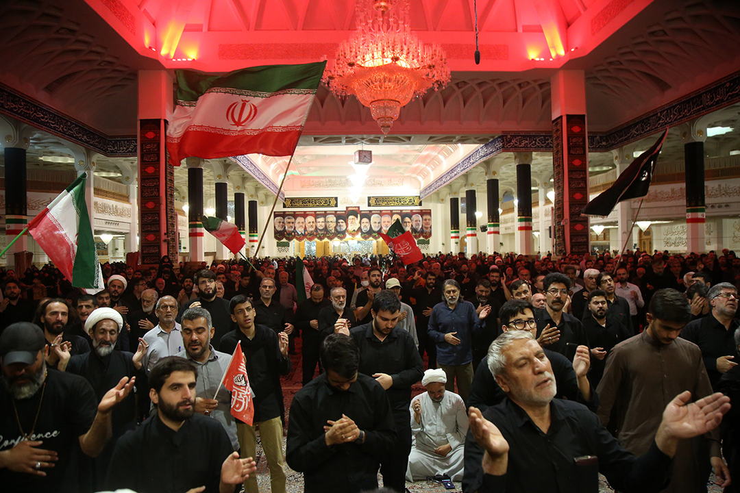 گزارش تصویری؛  زائران حرم بانوی کرامت در سوگ ام ابیها اشک ماتم ریختند
