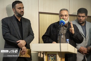 سعید فلاح پور رئیس سابق واحد ادبیات حوزه هنری در مورد رشادت های شهدا در مراسم رونمایی کتاب  "بی‌چتر زیر باران" سحنرانی میکند