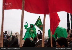 حرکت کاروان نمادین در آیین عزاداری عاشورای حسینی در مزینان سبزوار