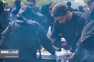 پذیرایی آب و شربت از زائران جامانده پیاده روی جاماندگان اربعین