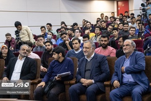 علیرضا زاکانی در بین دانشجویان و اساتید دانشگاه علم و صنعت در مراسم از تهران تا تلاویو در این دانشگاه حضور پیدا کرد