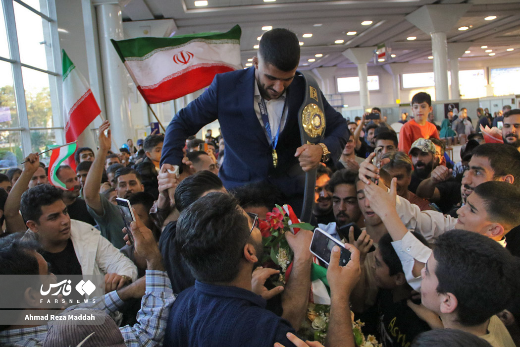 استقبال کاکو شیرازی‌ها از غلامرضا فرخی؛ قهرمان کشتی فرنگی جهان