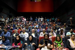 سالن اکران  فیلم سینمایی دلم می‌خواد به کارگردانی بهمن فرمان‌آرا در  پنجمین روز سی و پنجمین جشنواره جهانی فیلم فجر