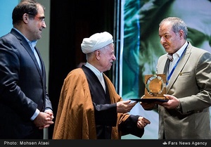آیت الله اکبر هاشمی رفسنجانی رئیس مجمع تشخیص مصلحت نظام، سید حسن قاضی‌زاده هاشمی، وزیر بهداشت، درمان و آموزش پزشکی در حال اهدای لوح تقدیر به محققان برگزیده هستند
