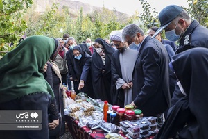 بازدید مسئولین استانی و شهرستانی از غرفه های عرضه محصولات صنایع دستی شهرستان کوثر در دومین جشنواره هیوا(به)گیوی