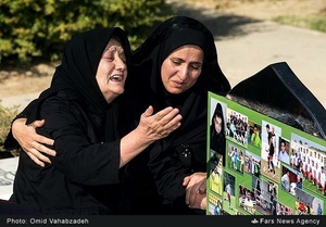 مادر مرحوم مهدی نفر بر مزار پسرش در قطعه نام آوران بهشت زهرا