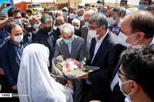 استقبال اهالی روستای خلیل کرد از محمدباقر نوبخت، رييس سازمان برنامه و بودجه كشور در سفر یک روزه‌اش به استان همدان