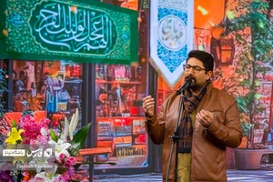 موسوی خواننده و مهمان برنامه تکیه که به مناسبت نیمه شعبان ضبط شد