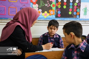 معلمانی که در مدارس استثنایی در کلاس درس مدرسه به امر مقدس تدریس مشغولند
