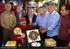 اهدای هدیه هوادار نمونه پرسپولیس به جانباز موسی سلامت