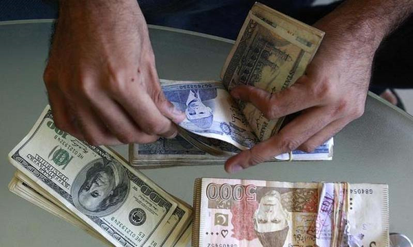 کاهش ارزش روپیه در برابر دلار