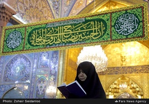 زائر حسینی در شب میلاد، حرم مطهر امام حسین (ع)