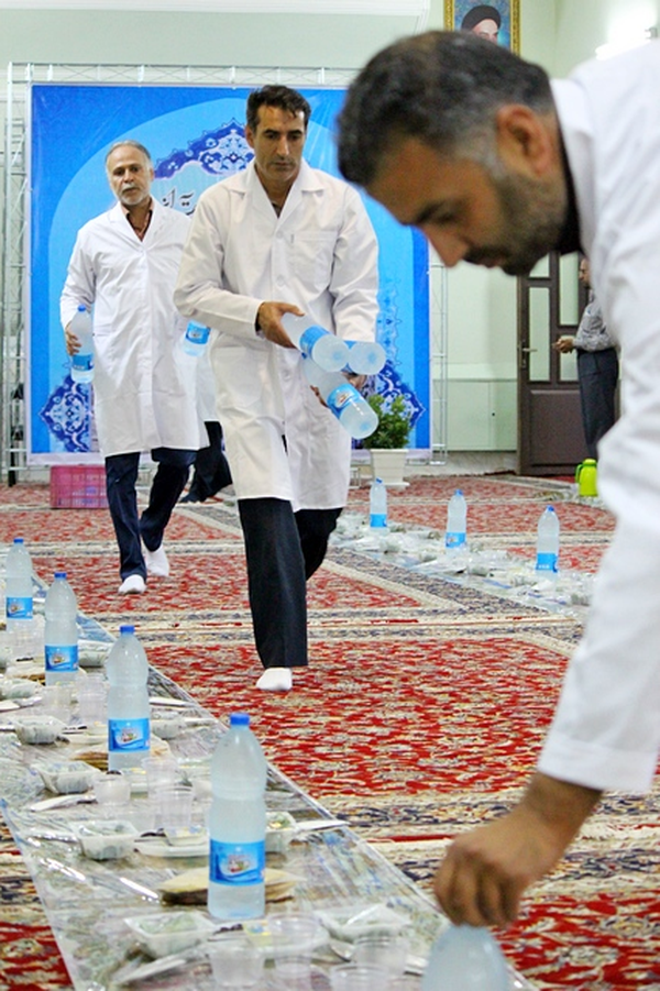 مهیا کردن سفره افطار در کاشمر