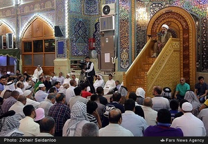 زائران حسینی در حرم مطهر امام حسین (ع)