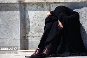 بانویی که درمراسم تشییع پیکر مطهر شهید مدافع حرم سعید آبیار در حرم حضرت عبدالعظیم در حال گریه کردن است
