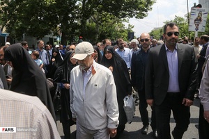 حضور نامحسوس محمد نهاوندیان معاون اقتصادی رئیس‌جمهور در راهپیمایی روز جهانی قدس ۹۸ 