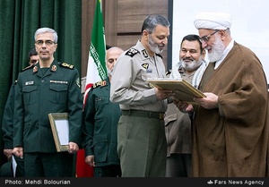 اهدا حکم امیر سید عبدالرحیم موسوی به عنوان جانشین رئیس ستاد کل  توسط حجت الاسلام گلپایگانی