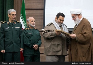اهدا حکم سرلشکر فیروزآبادی به مشاورت عالی فرمانده کل قوا توسط حجت الاسلام محمدی گلپایگانی