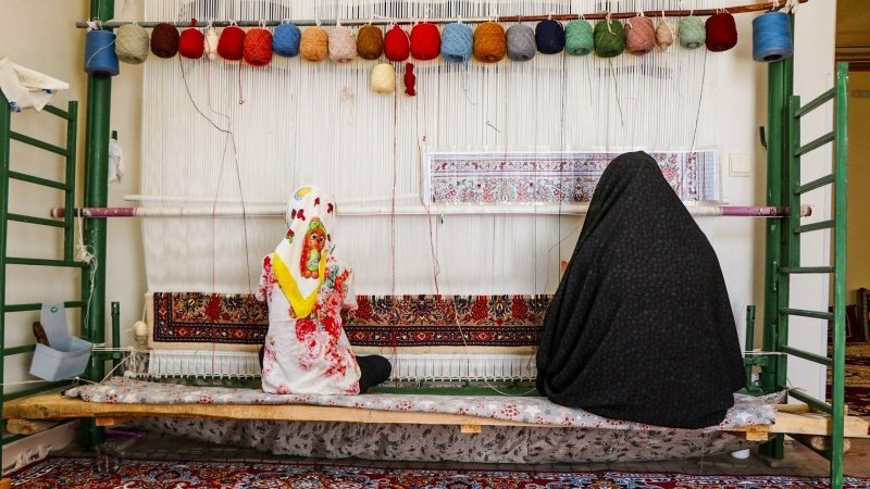 بانوی کرمانشاهی برای فرش ایرانی در بازار اتریش جا باز کرد