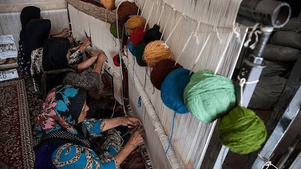 بانوی کرمانشاهی برای فرش ایرانی در بازار اتریش جا باز کرد