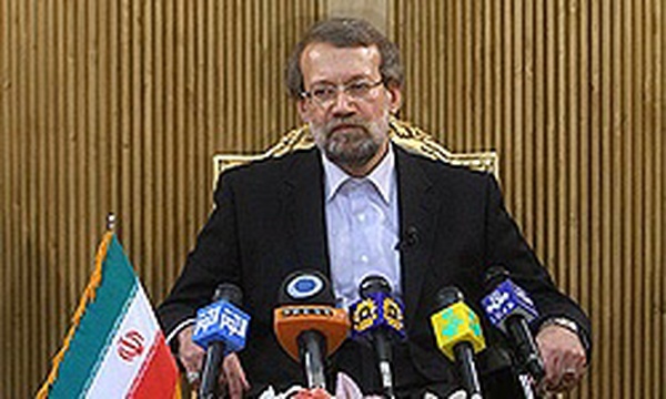 علی لاریجانی، رییس مجلس پیش از عزیمت به ژنو در فرودگاه مهرآباد تهران