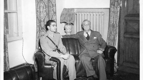 محمدرضا پهلوی در کنار فرانکلین روزولت (رییس جمهور آمریکا) در جریان کنفرانس سران متفقین در تهران