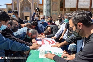 حضور خانواده و همکاران شهید محمدحسین دهقانی  در مراسم تشییع شهید / حرم مطهر حضرت شاهچراغ(ع) شیراز
