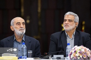 مجید قلی‌زاده مدیرعامل خبرگزاری تسنیم و حسین شریعتمداری مدیرمسئول روزنامه کیهان در مجمع عمومی اوآنا