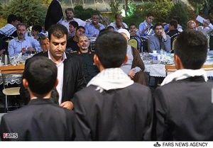 ضیافت افطاری سردار احمد وحیدی وزیر دفاع و پشتیبانی نیروهای مسلح با ایتام  و بی سرپرستان کمیته امداد امام خمینی (ره)