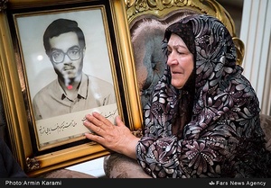 مادر شهید سعید حیدری پس از شنیدن خبر بازگشت پیکر شهیدشان به کشور