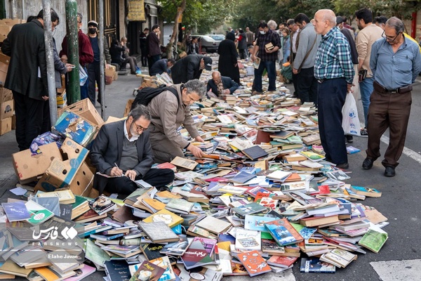 گذرگاه کتاب در پیاده راه انقلاب