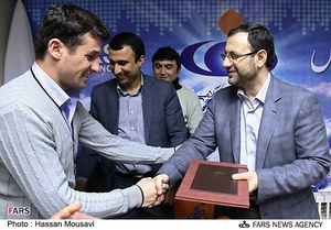 اعطای گواهی پایان دوره آموزش خبرنگاری به هیات تاجیک توسط موسوی مدیر عامل خبرگزاری فارس